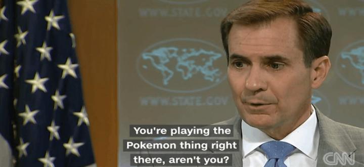 Репортер был застукан госсекретарем США за игрой в Pokemon GO, во время важного брифинга об Игил