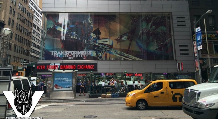 Первый взгляд на постер фильма «Трансформеры: Последний рыцарь» на билборде в Нью-Йорке
