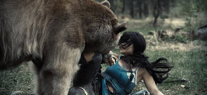 Косплей по-русски - Лару сжирает настоящий медведь