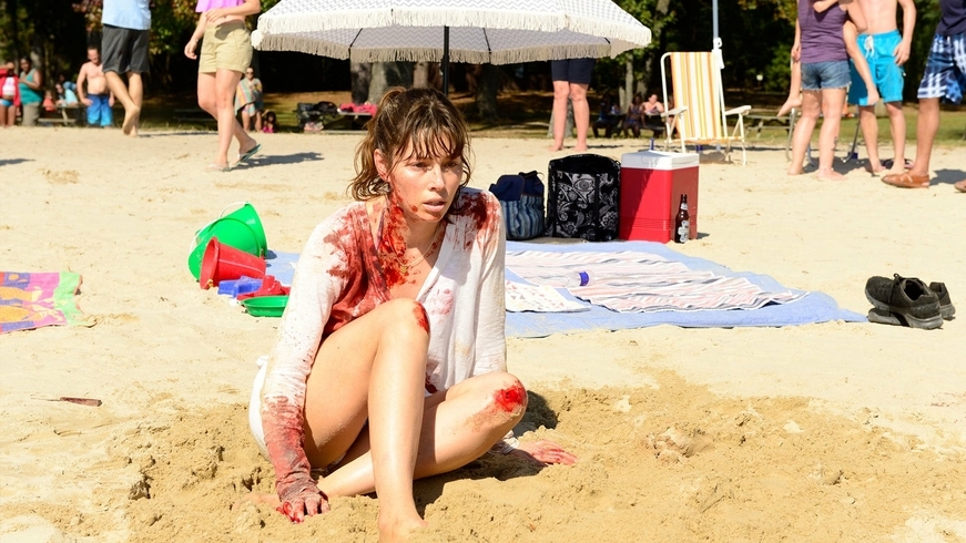 Что за трек играет в сериале «Грешница» в сцене на пляже