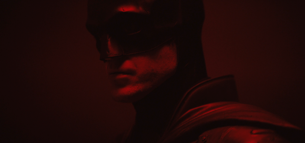 Режиссер Мэтт Ривз показал Роберта Паттинсона в новом костюме Бэтмена